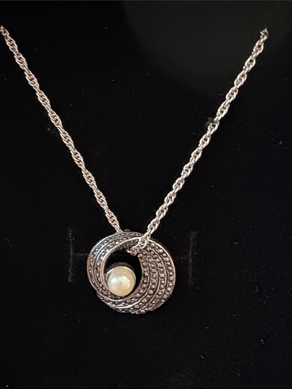 9.5” Silver-Tone Swirl Pendant Necklace with Pearl Accent - Women Jewelry